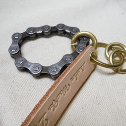 サイクルチェーン＆手曲げ真鍮リング　キーホルダー　４ｍｍ厚革 3枚目の画像