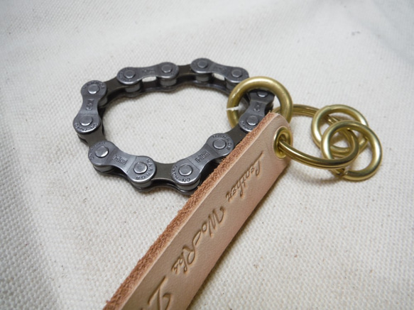 サイクルチェーン＆手曲げ真鍮リング　キーホルダー　４ｍｍ厚革 3枚目の画像