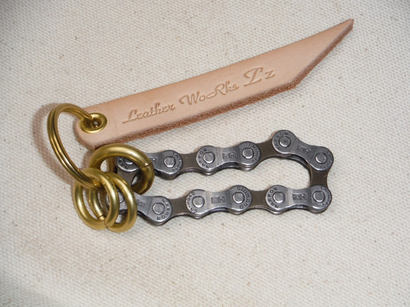 サイクルチェーン＆手曲げ真鍮リング　キーホルダー　４ｍｍ厚革 4枚目の画像