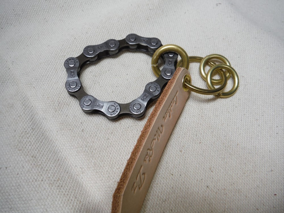 サイクルチェーン＆手曲げ真鍮リング　キーホルダー　４ｍｍ厚革 2枚目の画像