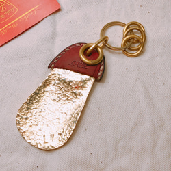 真鍮手打ち靴べら（シューホーン）×　真鍮手曲げリング×オイルレザーボルドー　キーホルダー 1枚目の画像