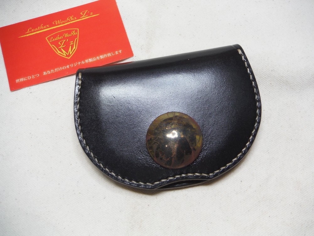 アウトレット　ビッグ真鍮コンチョ　円形ハーフウォレット　顔料ブラック×ナチュラル　手縫い