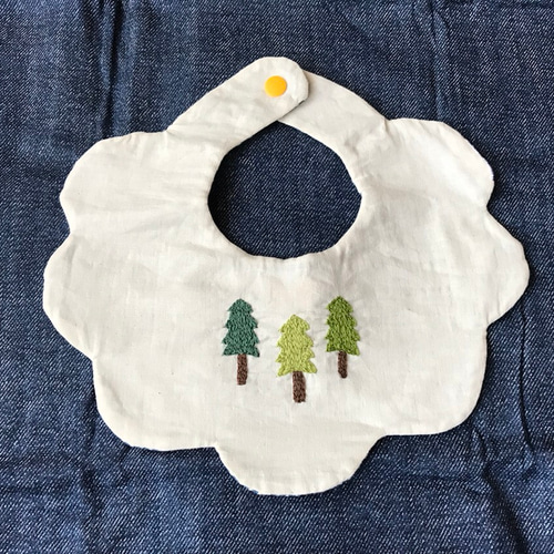 スギの木の刺繍＊もくもくよだれかけ＊ スタイ・よだれかけ とまり