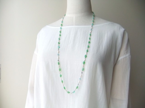 鮮やかグリーンのシルク糸ロングネックレス 4枚目の画像