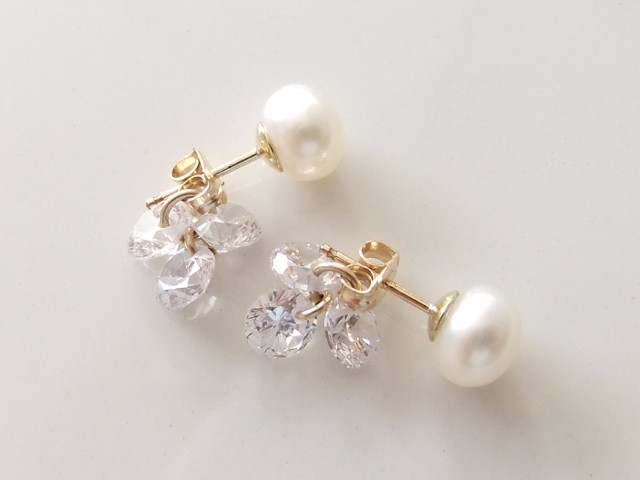 淡水×3粒キュービックバックキャッチピアス（ホワイト）（14kgf）