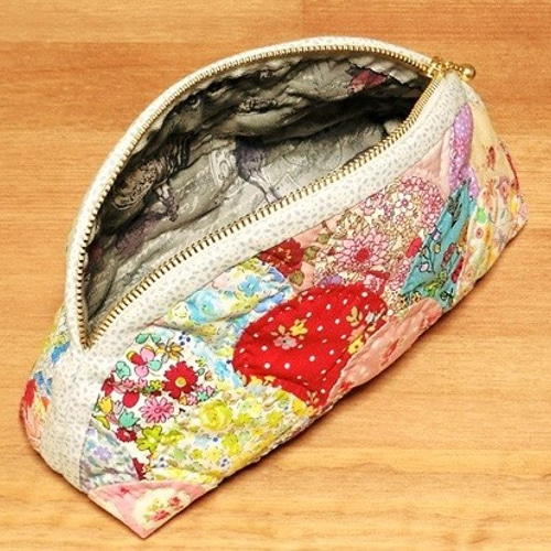 葉日月様・廃盤ハローベイビーパッチワークキルトポーチ2点 葉日月様・廃盤ハローベイビーパッチワークキルトポーチ2点 ハロー