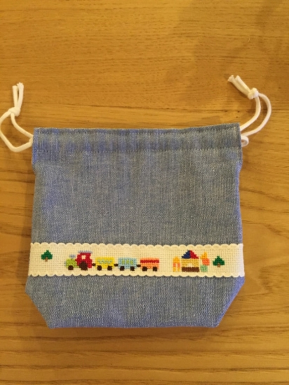 クロスステッチ刺繍：カラフルな電車★コップ入れ／＊お受験・入園入学・通園通学＊／ 2枚目の画像