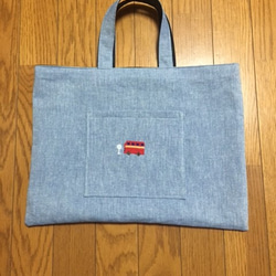 クロスステッチ刺繍：真っ赤なバス★レッスンバッグ／＊入園入学・通園通学＊／ 1枚目の画像