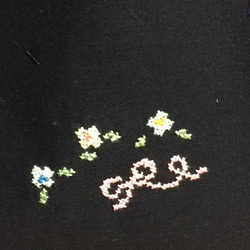 クロスステッチ刺繍：リボンとお花★紺色レッスンバッグ・ティッシュケースのセット／＊お受験・入園入学・通園通学＊／ 2枚目の画像