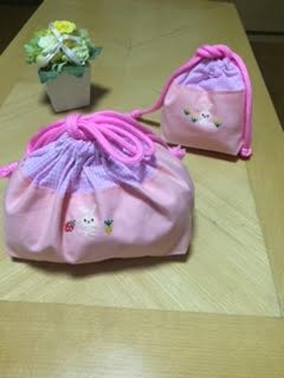 こん　お弁当袋　手提げ　コップ袋　手刺繍　ちり紙入れ　お財布ポーチ　お受験 お弁当袋・コップ入れ＊クロスステッチ刺繍：うさぎ／＊入園入学・通園