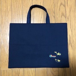 １点限定★クロスステッチ刺繍：ダンプカー・ショベルカー★紺色レッスンバッグ／＊お受験・入園入学・通園通学＊／ 1枚目の画像