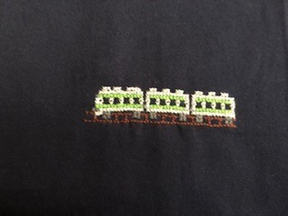 クロスステッチ刺繍：電車★紺色レッスンバッグとくつ入れのセット／＊お受験・入園入学・通園通学＊ 2枚目の画像