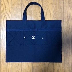 1点限定:クロスステッチ刺繍：うさぎとハート：紺色レッスンバッグとくつ入れのセット／＊お受験・入園入学・通園通学＊／ 3枚目の画像