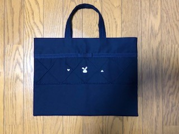 1点限定:クロスステッチ刺繍：うさぎとハート：紺色レッスンバッグとくつ入れのセット／＊お受験・入園入学・通園通学＊／ 3枚目の画像