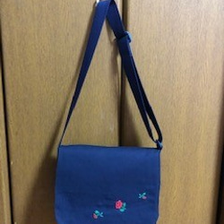 １点限定★バラのクロスステッチ刺繍：紺色ショルダーバッグ／＊お受験・入園入学・通園通学＊／ 2枚目の画像