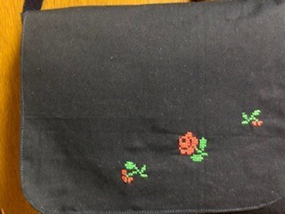 １点限定★バラのクロスステッチ刺繍：紺色ショルダーバッグ／＊お受験・入園入学・通園通学＊／ 3枚目の画像