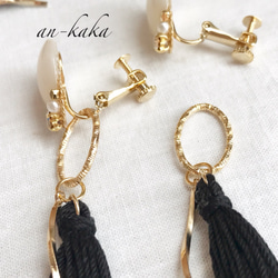 【2way イヤリング】シェル風カボションのblack tassel イヤリング 2枚目の画像