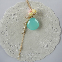 （値下げしました）シーブルーカルセドニーとお花のネックレス 3枚目の画像