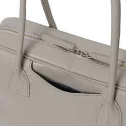 【日本製造，義大利皮革】人氣方形波士頓包，可裝A4尺寸紙張，全牛皮材質，輕盈柔軟的收縮皮革，淺灰色 第3張的照片