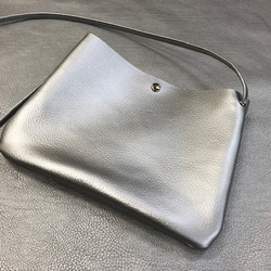 【日本製】 本革シュリンクレザー ショルダーポシェット 【ショルダー長さ自由自在調節可能】 シルバーメタリック 2枚目の画像