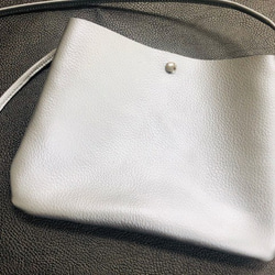 【日本製】 本革シュリンクレザー ショルダーポシェット 【ショルダー長さ自由自在調節可能】 シルバーメタリック 3枚目の画像