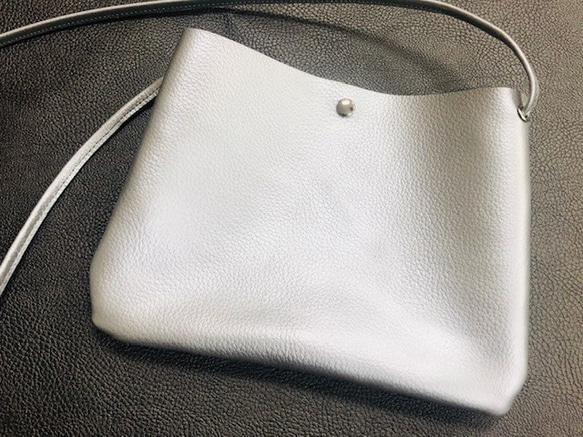 【日本製】 本革シュリンクレザー ショルダーポシェット 【ショルダー長さ自由自在調節可能】 シルバーメタリック 3枚目の画像