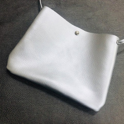 【日本製】 本革シュリンクレザー ショルダーポシェット 【ショルダー長さ自由自在調節可能】 シルバーメタリック 4枚目の画像