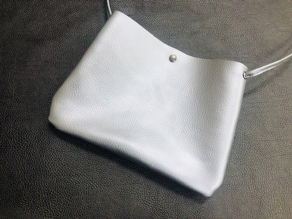 【日本製】 本革シュリンクレザー ショルダーポシェット 【ショルダー長さ自由自在調節可能】 シルバーメタリック 4枚目の画像