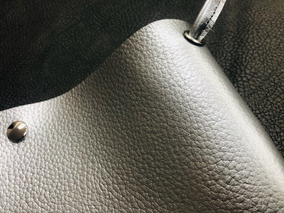 【日本製】 本革シュリンクレザー ショルダーポシェット 【ショルダー長さ自由自在調節可能】 シルバーメタリック 5枚目の画像