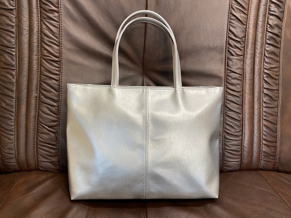 【日本製】「肩こり知らず」 超軽量約360ｇ 上質PUレザー A4ファイル対応 トートバッグ シルバーメタリック 4枚目の画像