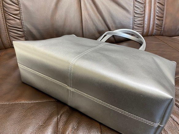 【日本製】「肩こり知らず」 超軽量約360ｇ 上質PUレザー A4ファイル対応 トートバッグ シルバーメタリック 5枚目の画像