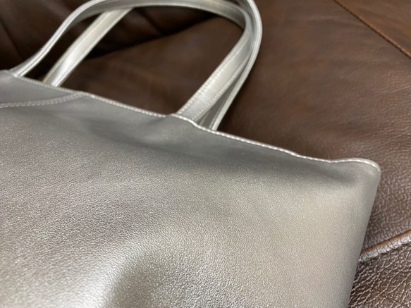 【日本製造】“不肩膀酸痛”超輕約360克優質PU皮革A4文件兼容手提袋銀色金屬色 第6張的照片