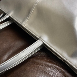 【日本製造】“不肩膀酸痛”超輕約360克優質PU皮革A4文件兼容手提袋銀色金屬色 第7張的照片
