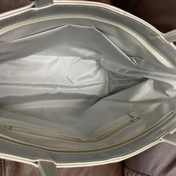 【日本製造】“不肩膀酸痛”超輕約360克優質PU皮革A4文件兼容手提袋銀色金屬色 第9張的照片