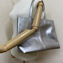 【日本製造】“不肩膀酸痛”超輕約360克優質PU皮革A4文件兼容手提袋銀色金屬色 第10張的照片