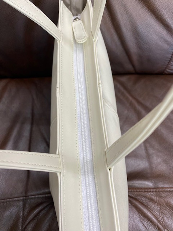 【日本製造】「不肩膀酸痛」 超輕約360克 高品質PU皮革 相容A4文件 手提包 珍珠白 第8張的照片