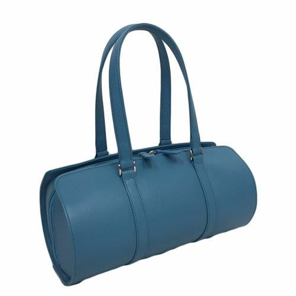 輕巧的圓柱形波士頓包，採用淺藍色真牛皮製成。 第1張的照片