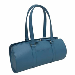 輕巧的圓柱形波士頓包，採用淺藍色真牛皮製成。 第2張的照片