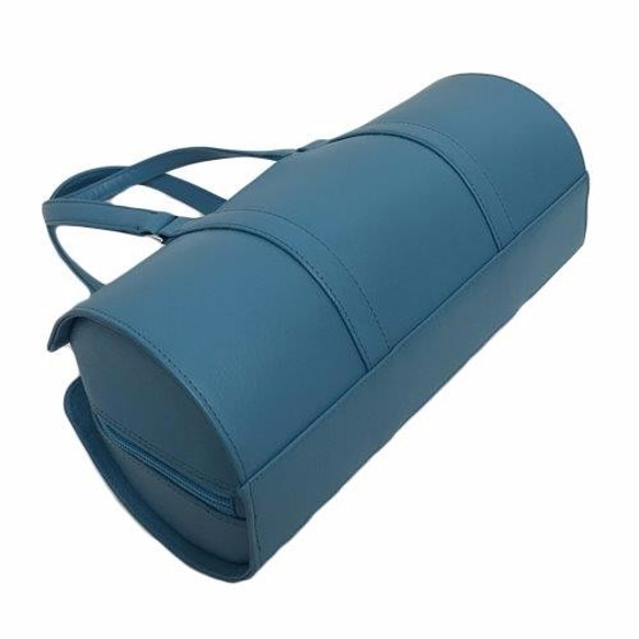 輕巧的圓柱形波士頓包，採用淺藍色真牛皮製成。 第3張的照片