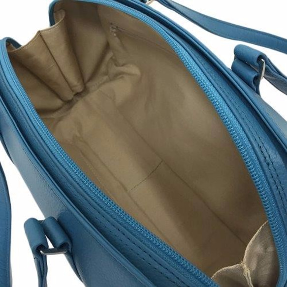 輕巧的圓柱形波士頓包，採用淺藍色真牛皮製成。 第4張的照片