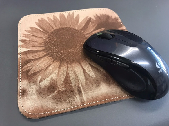 Sunflower Sunflower Nume 皮革激光加工 適用於鼠標墊、杯墊或內飾 第3張的照片