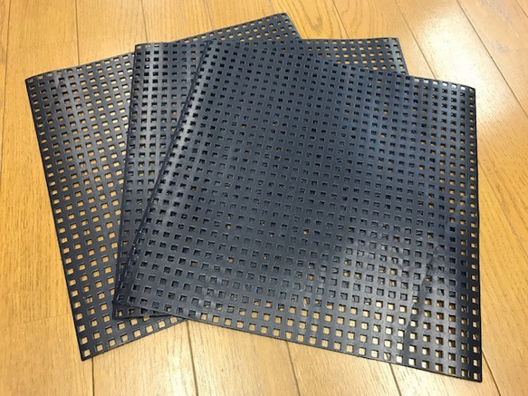 【限定数】牛革　パンチング加工　30ｃｍ×30ｃｍ　厚み1.2ｍｍ前後　ネイビー 1枚目の画像