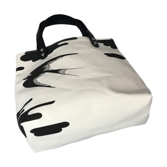 數量有限！帆布托特包，燕子圖案，牛皮手柄。輕量（210克，單層）棉和牛皮拼接。 第3張的照片