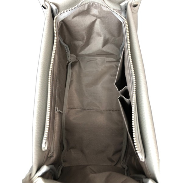 日本製造：全牛皮材質，頂部拉鍊，真皮包，輕便，真皮收縮皮手提包，淺灰色 第4張的照片