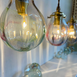 気持ち安らぐ飴色ガラステーブルランプ　吊り下げランプ　ハンドメイド ステンドグラス吊り下げ照明