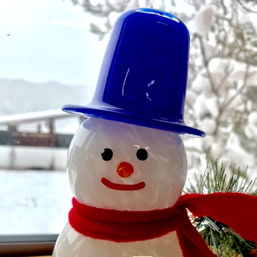 再販可能♪雪降る天使の雪だるま イヤホンジャック ( ストラップ に変更可能) ガラスの雪だるま 青帽子 その他置物 硝子家すずめ 通販 4880930