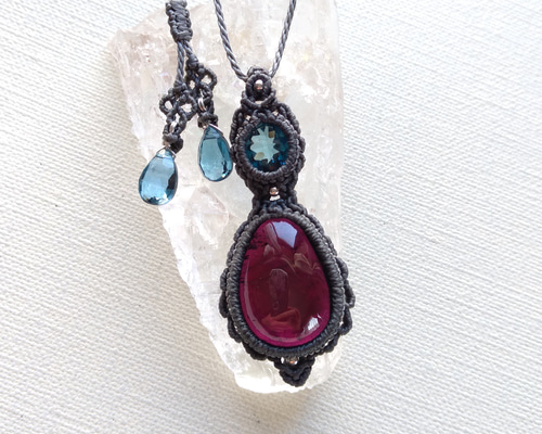 ブラックオパール、ロードライトガーネット マクラメ編み ネックレス ブラックオパール、ロードライトガーネット マクラメ編み