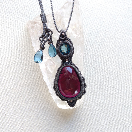 ブラックオパール、ロードライトガーネット マクラメ編み ネックレス ブラックオパール、ロードライトガーネット マクラメ編み