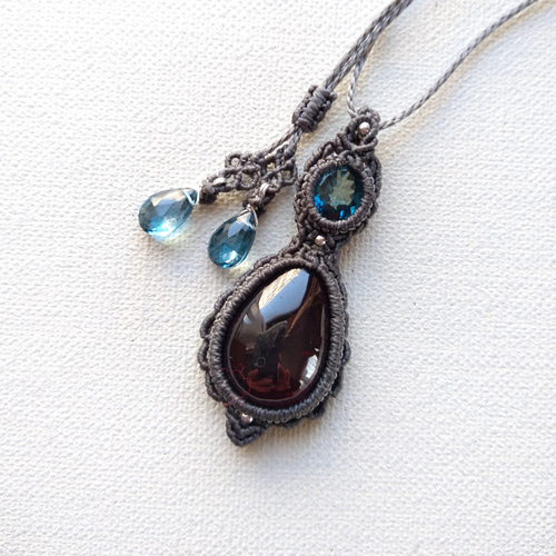 ブラックオパール、ロードライトガーネット マクラメ編み ネックレス ブラックオパール、ロードライトガーネット マクラメ編み