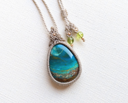 モルダバイト&ブラックオパールのマクラメペンダント アンデスオパール・マクラメペンダントdr ネックレス・ペンダント